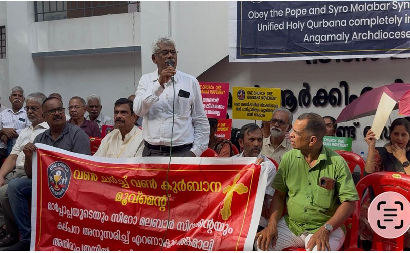 കാക്കനാട് സീറോ മലബാർ സഭ അസ്ഥാനത്ത് വിശ്വാസികൾ പ്രതിഷേധിച്ചു.